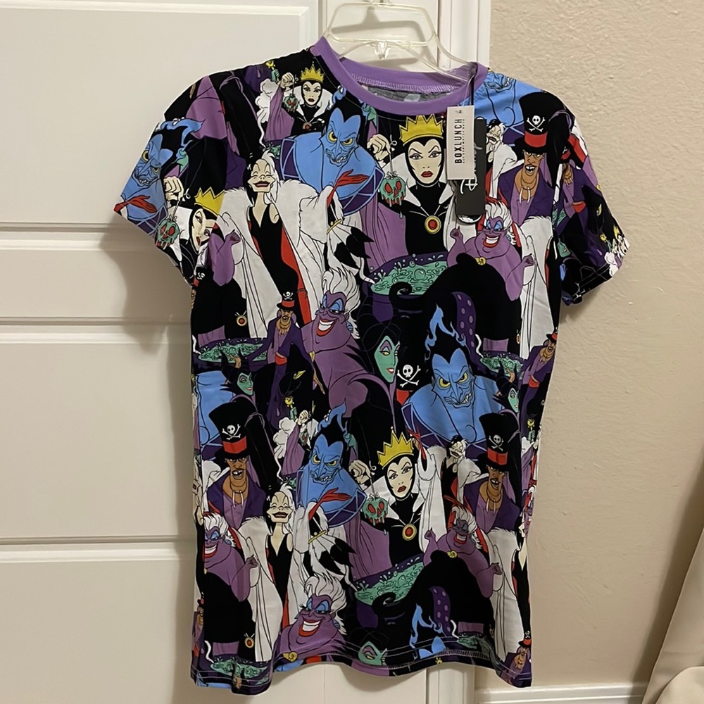 Small cake worthy Disney villains tshirt new with tags